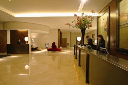 Riverbank Park Plaza - hotel lobby